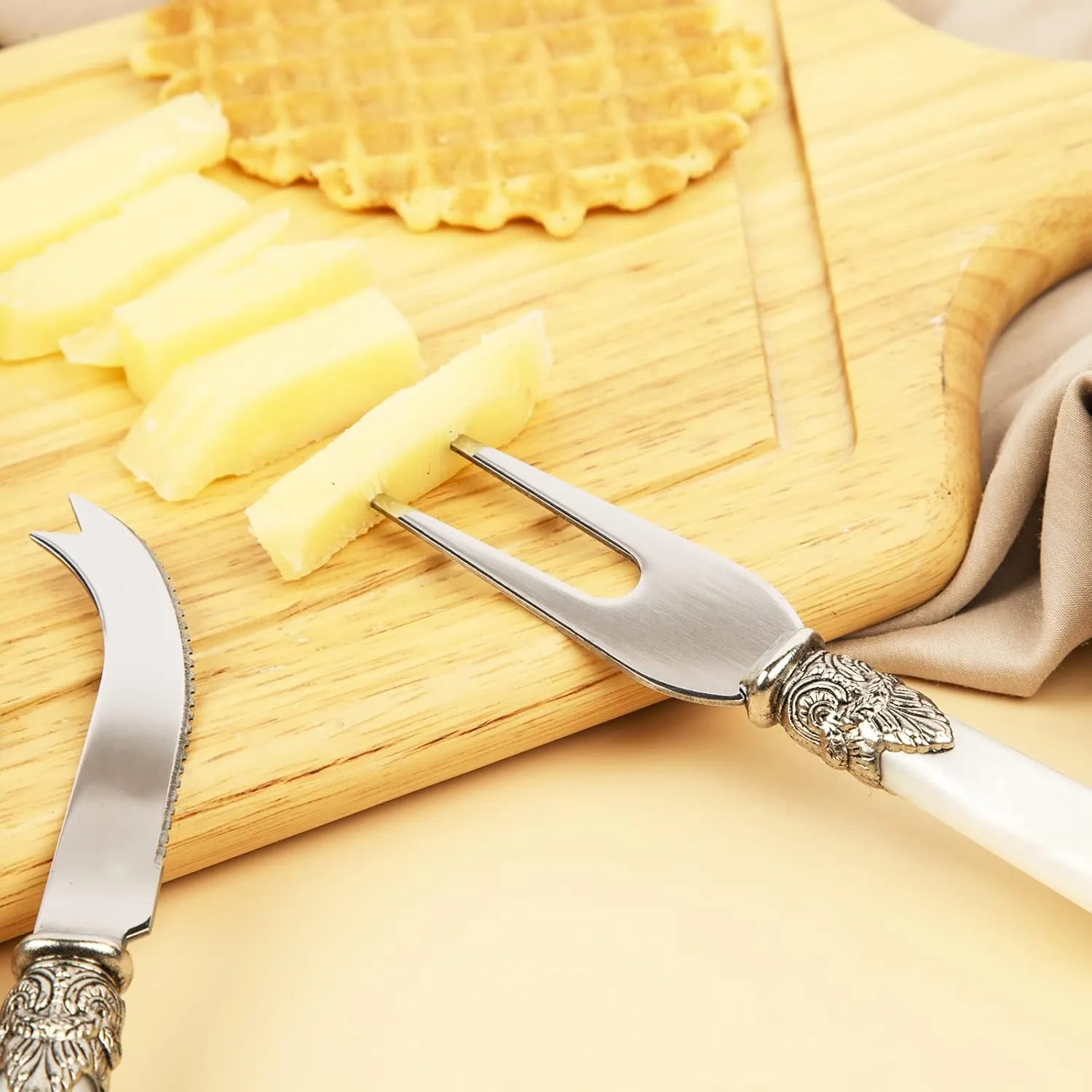 4-Piece Cheese Knive Set With Gift Box Stainless Steel Knife With Pearl Handle,Suitable For Parties And Festivalsfor Charcuterie Boards Accessories (White)